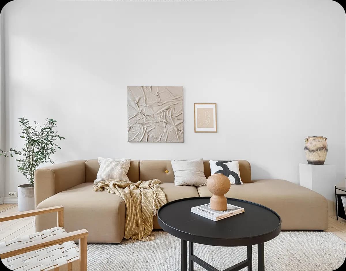 Ruhig eingerichtetes Wohnzimmer
