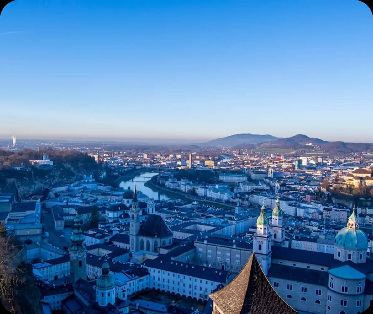 Blick über die Salzburger Altstadt mit Dom und Salzach